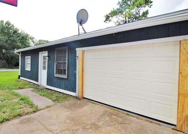 Building Photo - 2460 W Shane St