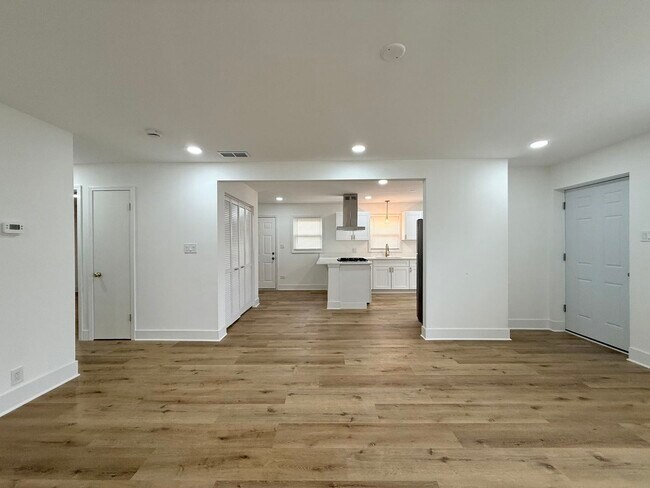 Photo - 14916 Langley Ave