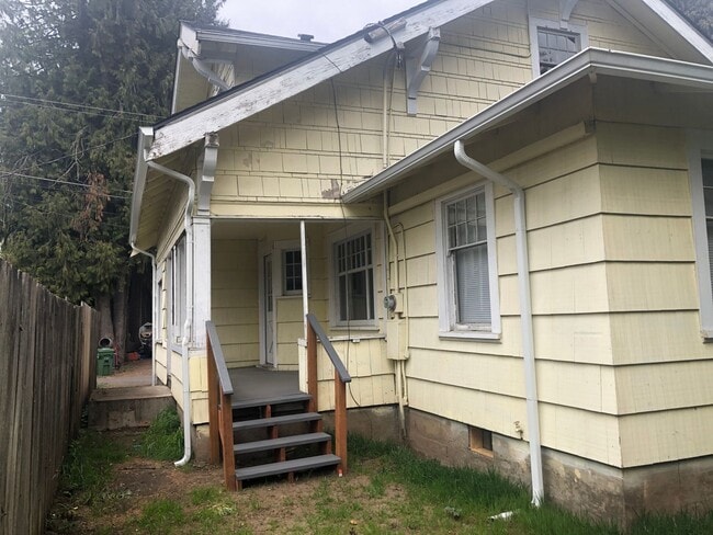 Photo - Large 4 bedroom, 1.5 bathroom farm house on River Rd!