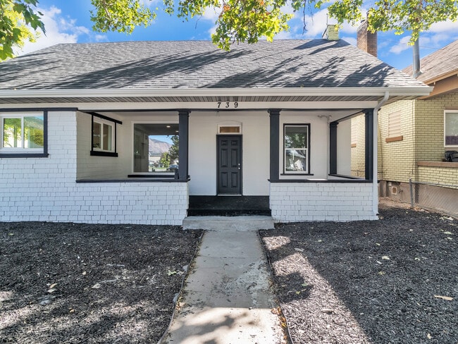 Building Photo - 739 24th St Unit 2