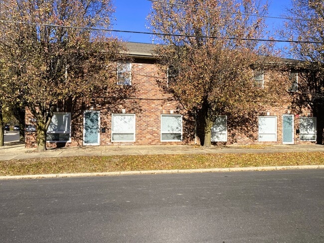 Building Photo - 917-924 W Windom St Rental