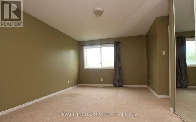 Photo - 6075 Pineglade Crescent