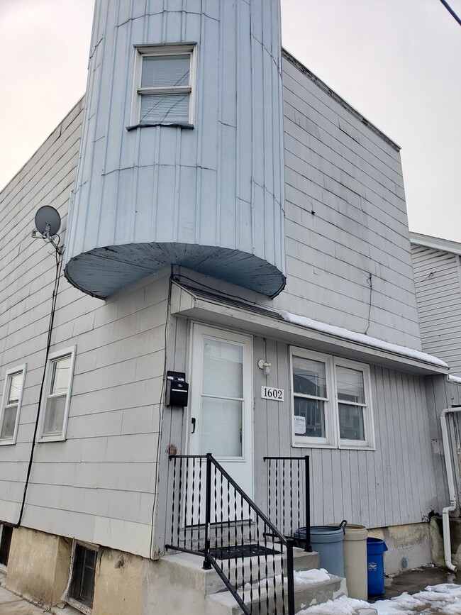 Building Photo - 1602 Newport Ave Unit 1602 Newport Ave - 2nd Flr