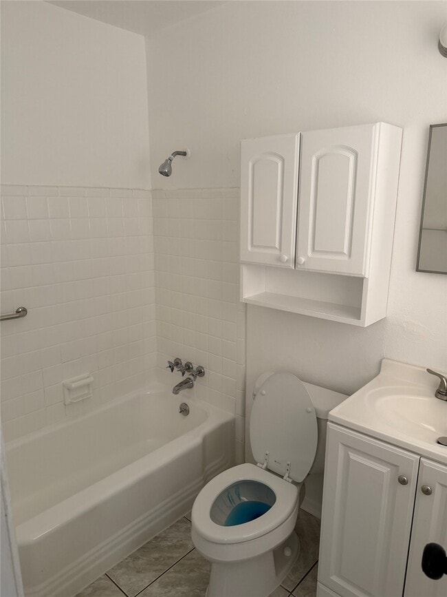 Photo - 843 Regal St