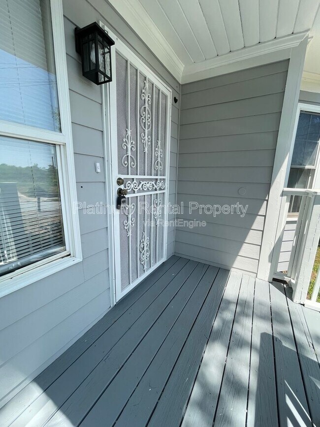 Photo - 1135 Coleman St SW