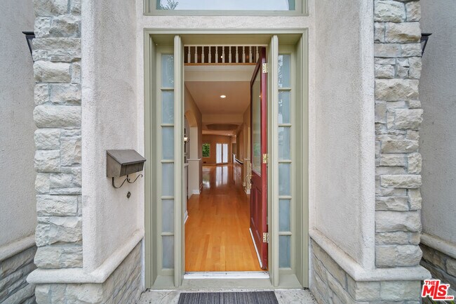 Photo - 248 S Swall Dr