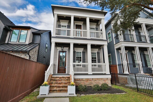 Building Photo - 907 E 25th St