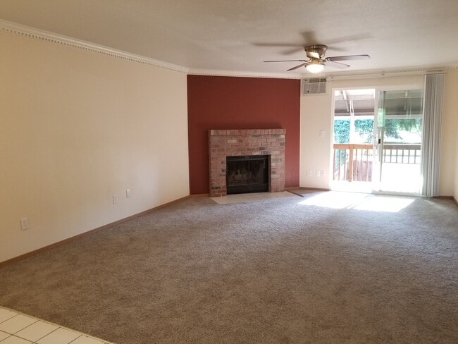Building Photo - 12480 SW Gingham Ln Unit D Rental