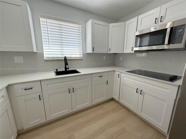 Photo - 3252 W 70th St Unidad 202