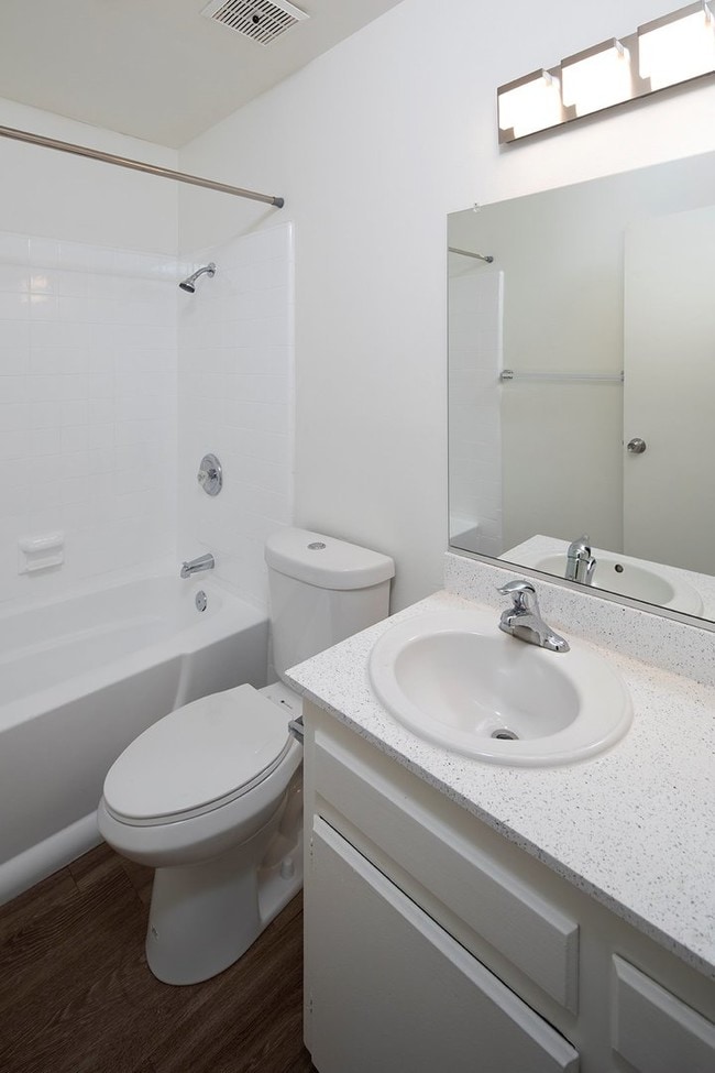 Photo - Beautiful & Spacious Top Floor Unit in Nor... Unidad F