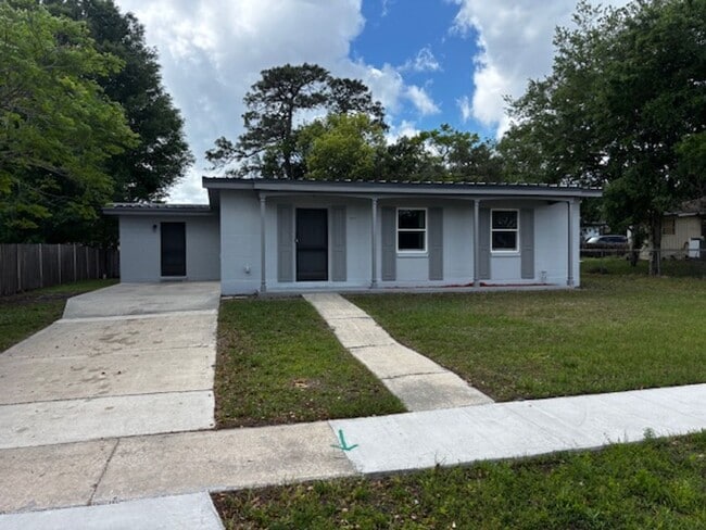 Building Photo - 2 or could be 3 bedroom -1 bath home in Deltona