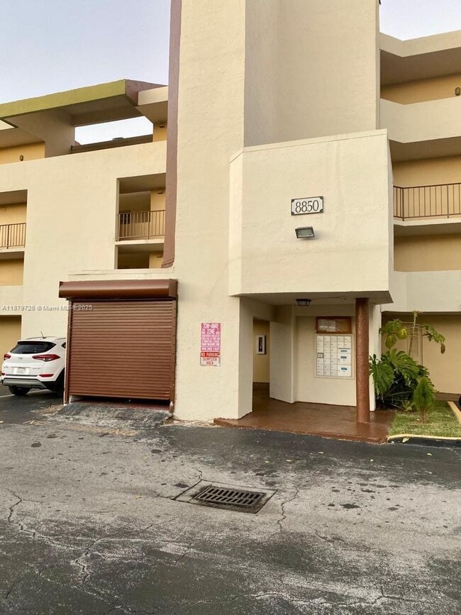 Building Photo - 8850 Fontainebleau Blvd Unit 105 Rental