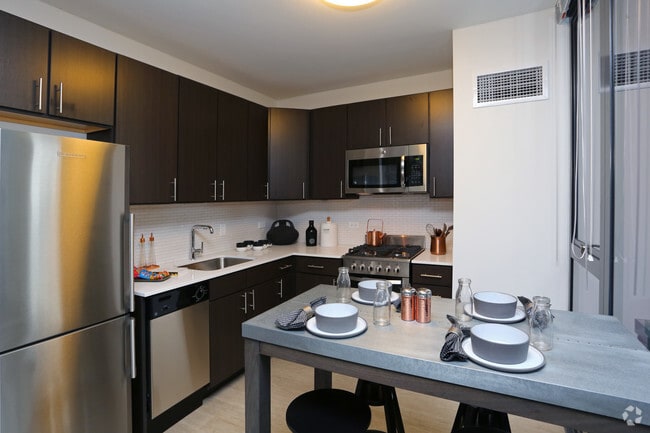 2BR, 2BA - 899SF - Kitchen