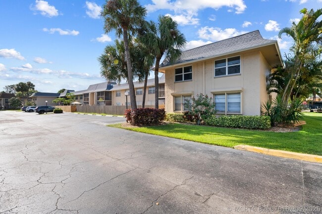 Building Photo - 1231 NW 13th St Unit 470F