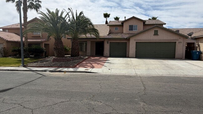 Building Photo - LARGE 5 BDRM HOME W/ 3 FULL BATHS.