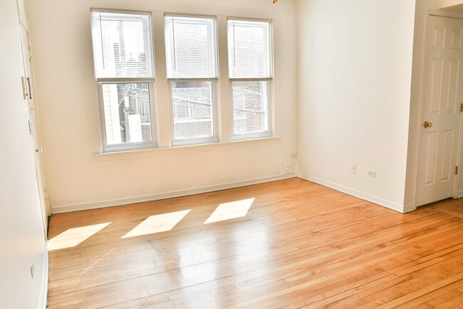 Photo - 2616 N Marshfield Ave Unidad 2