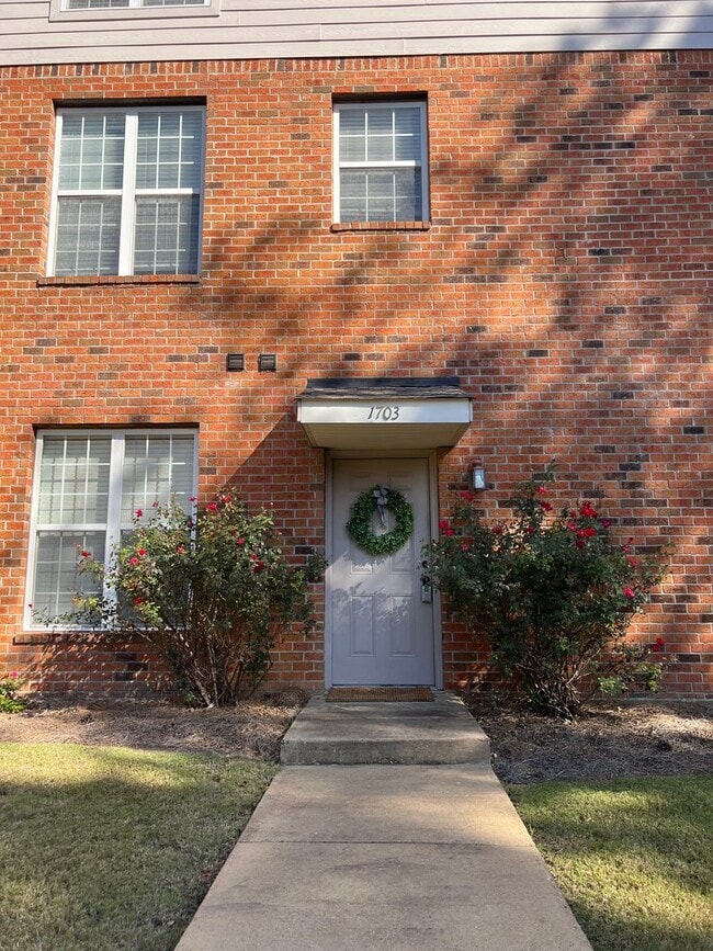 Building Photo - 1703 Highpointe