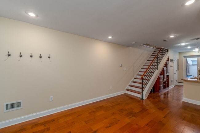 Photo - 104 S Chapel St