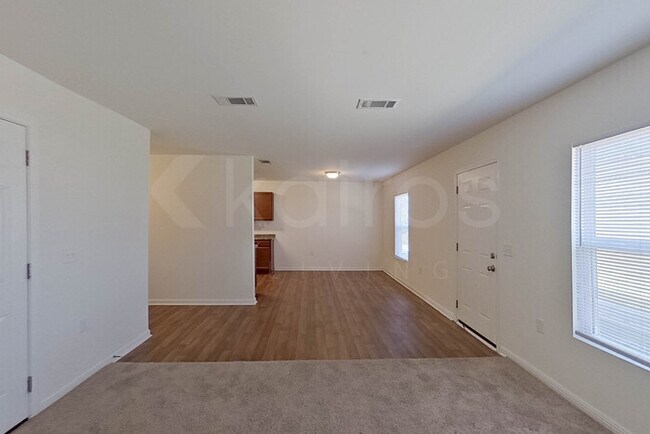 Photo - 924 Sanford Ln