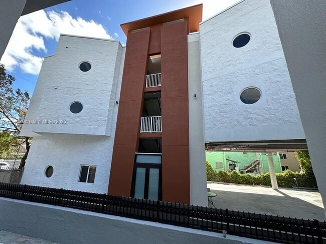 Photo - 320 SW 13th Ave Unit 202