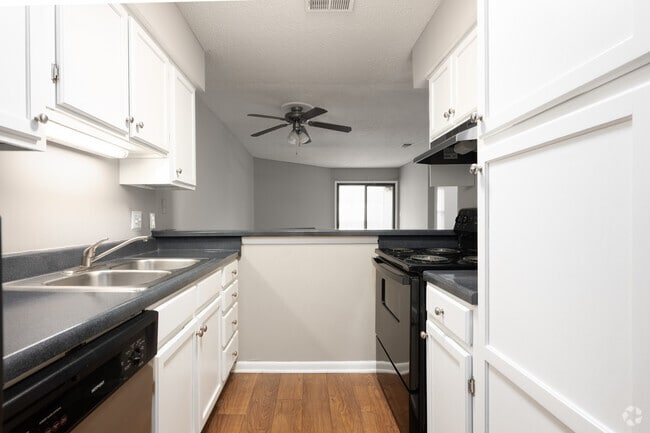 2BR, 2BA - 915SF - Kitchen - Hunt Club Apartments, LLC