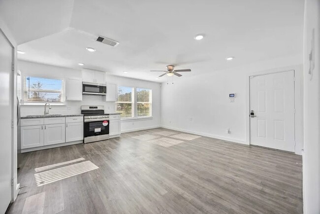 Photo - 7811 Laura Koppe Rd