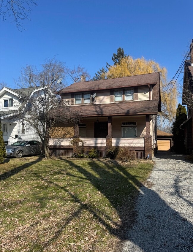 Building Photo - 328 E Lucius Ave