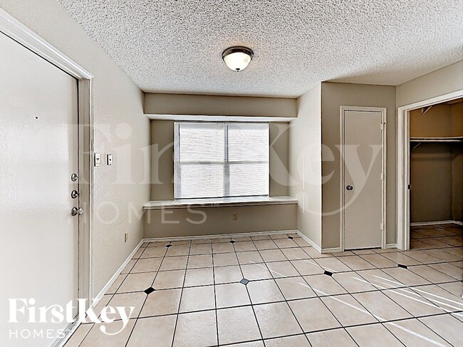 Photo - 4949 Oak Hollow Dr