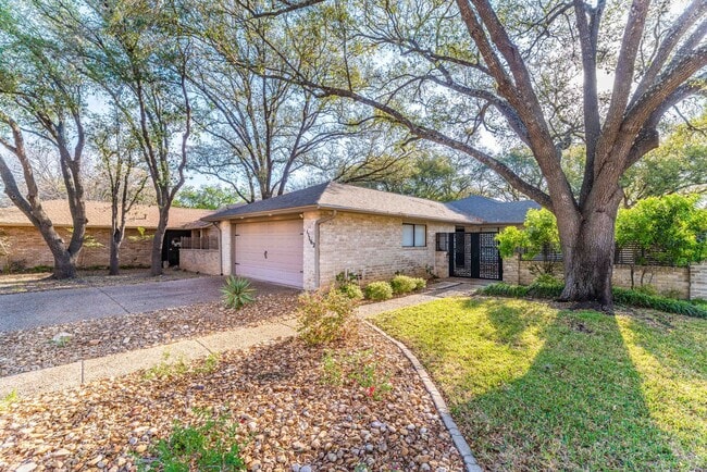 Building Photo - RENOVATED 2-BEDROOM IN WHISPERING OAKS