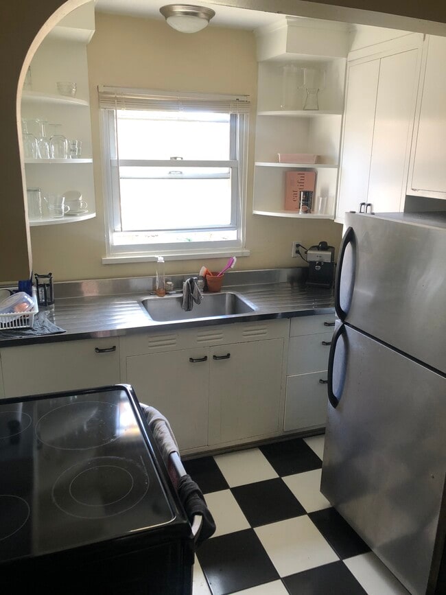 Building Photo - 877 Farmington Ave Unit 877-305