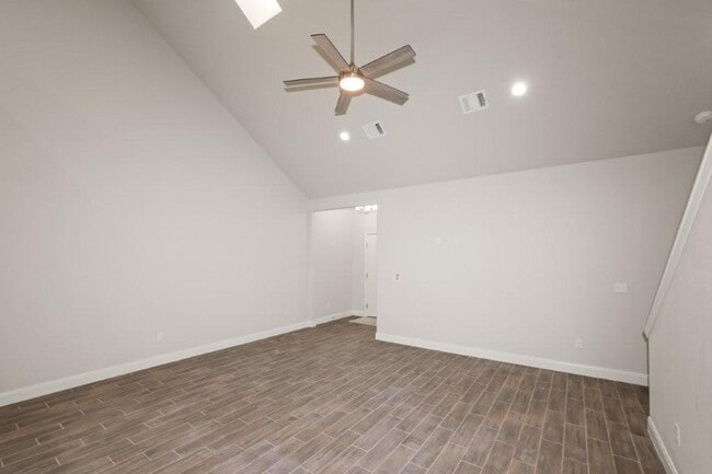 Photo - 7627 Woodford Ave