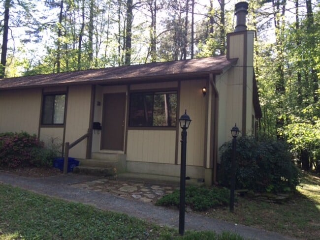 Building Photo - Walk to downtown Carrboro!