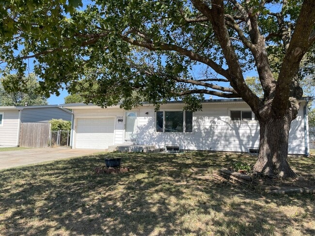 Building Photo - Plenty of Space in this Ranch Home