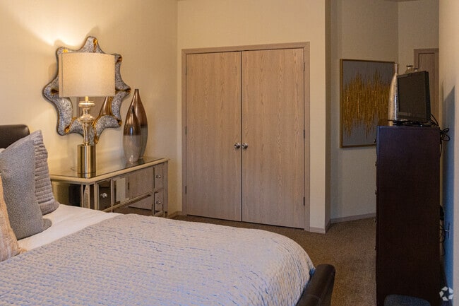 2BR, 2BA - 1093SF