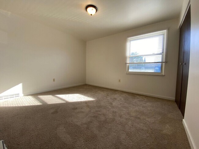 Photo - Exceptional 1 Bedroom Apartment in Perfect Zeilenople Location! Call Today to Schedule a Tour!