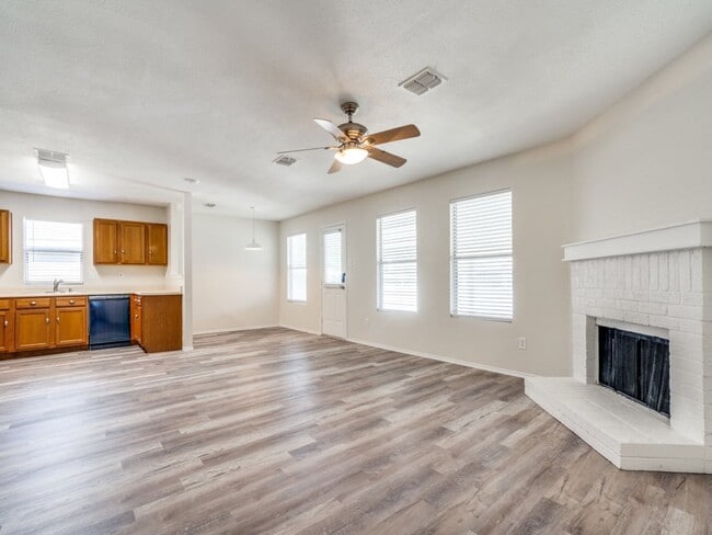 Photo - 725 Lovern St