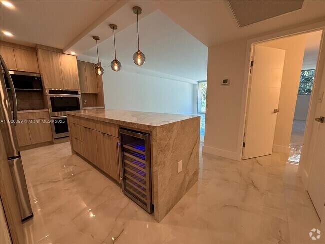 Building Photo - 19390 Collins Ave Unit 224 Rental