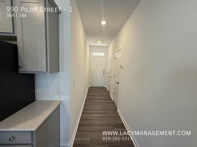 Photo - 990 Pilot St