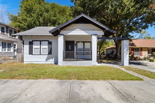 Building Photo - Cute 2bdrm/1bath Bungalo ** Section 8 OK ** Ready March 15