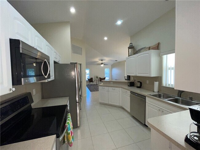 Photo - 962 Montrose Ave