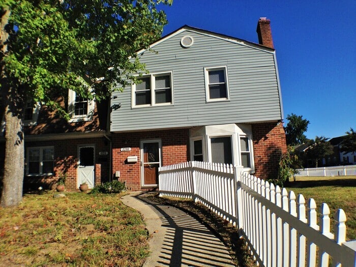 SPACIOUS 4 BED/2.5 TOWNHOME IN GREAT NECK!... - SPACIOUS 4 BED/2.5 TOWNHOME IN GREAT NECK!...