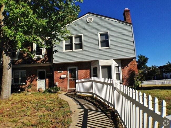 Building Photo - SPACIOUS 4 BED/2.5 TOWNHOME IN GREAT NECK!...