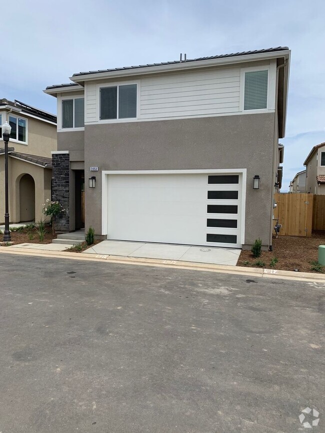 Building Photo - 3 Bed, 2.5 Bath Home in Prime Clovis Herit...