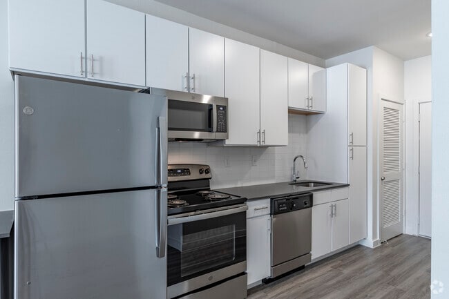 1BR, 1BA - 401 SF