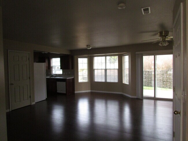 Photo - AVAILABLE SEPTEMBER 08,2025!!