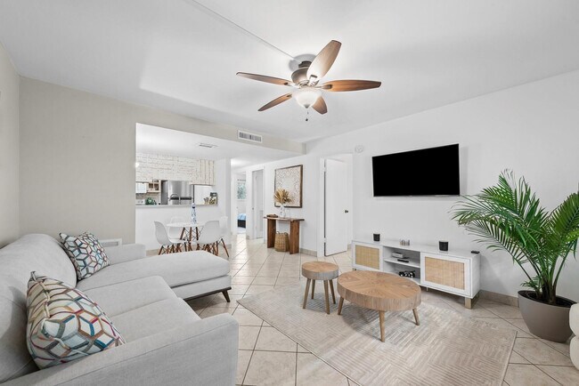 Building Photo - 1000 SE 15th St Unit 103