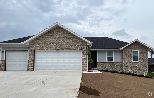 Building Photo - New Home In Nixa-Wont Last!