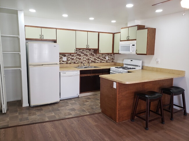 Building Photo - 1261 Victor Ave Unit 10