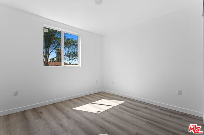 Photo - 442 E 118th St