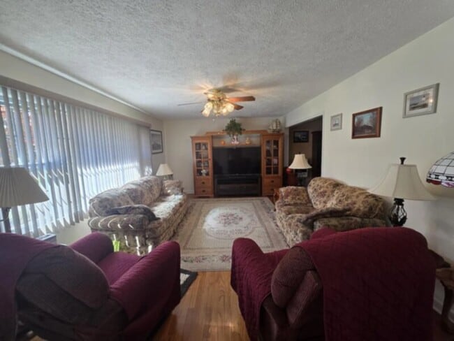 Photo - 3 Bed 2 Bathroom for Rent